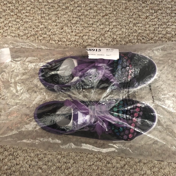 NWT black sneaker sz 7 w/ multi colored paw prints on flap. Purple shoe laces - Picture 3 of 9